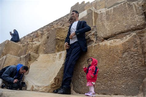 The Worlds Tallest Man Met The Worlds Shortest Woman And Just Look