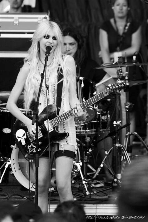 Taylor Momsen The Pretty Reckless And Black And White Bild Taylor