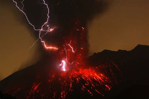 Lightning And Lava Volcano Photos Volcano Lava Flow