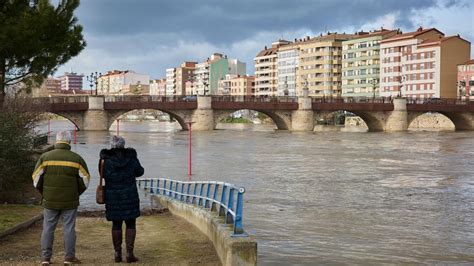 Logroño se prepara para una nueva crecida del Ebro este miércoles