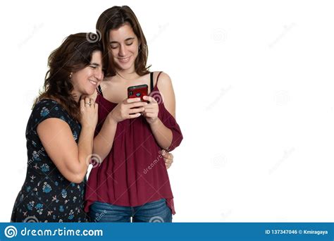 Spaanse Tiener En Haar Hartelijke Moeder Die Een Smartphone Bekijken