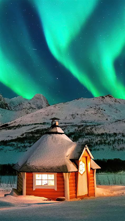Casa En El Invierno Con Aurora Polar En Las Montañas Fondo De Pantalla