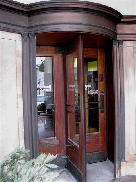 Mit der vr bankingapp können sie ihre bankgeschäfte überall erledigen. Revolving Doors 1928 Bank Building | Former Home Savings ...