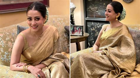 Raima Sen S Traditional Look In Sari Gold Jewellery And Flowers Telegraph India