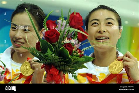 Chinese Divers Jingjing Guo And Minxia Wu Show Off Their Gold Medals