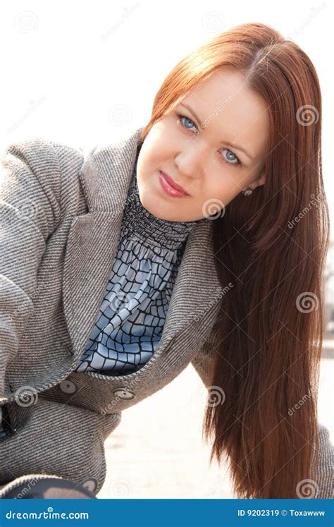 Retrato De Uma Mulher Bonito Nova Imagem De Stock Imagem De Postura