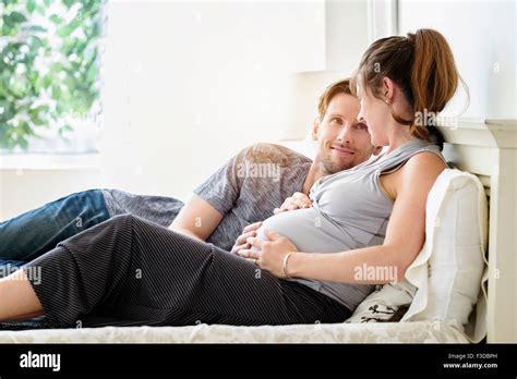 Pareja Acostada En La Cama Fotografías E Imágenes De Alta Resolución