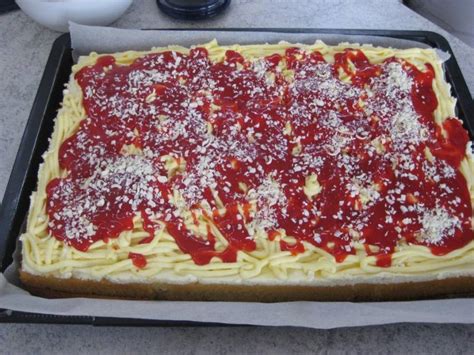 Puddingpulver (paradiescreme vanille) für den belag: Spaghetti-Kuchen vom Blech sooo lecker!