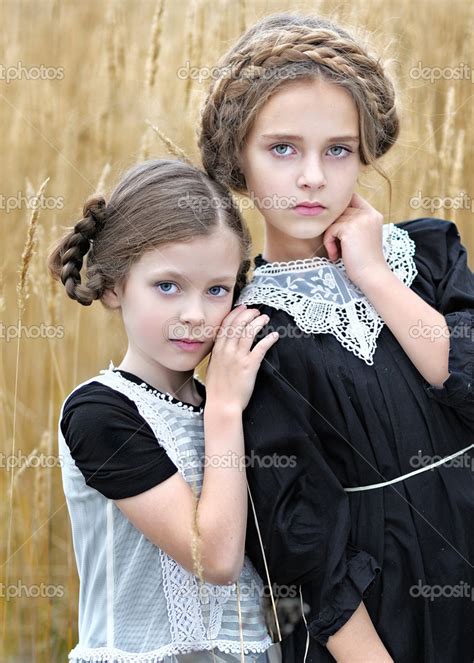 Портрет двух девушек подружек осенью стоковое фото ©zagorodnaya 47281233