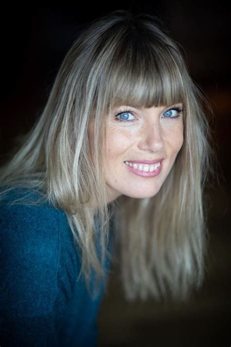 Discover what clothes mélanie page is wearing. Mélanie PAGE- Fiche Artiste - Artiste interprète ...