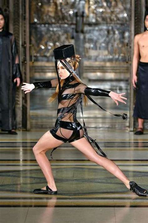La Sfilata Choc Di Pam Hogg Modelle Nude In Passerella Olycom Il