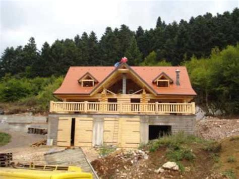 La fuste est une maison en rondins de bois. Constructeur maison en rondins de bois construction - YouTube