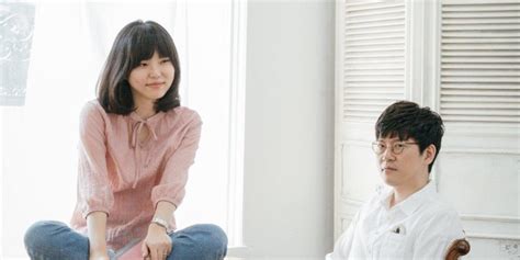 2009년 디지털 싱글 앨범 3월의 마른 모래를 통해 데뷔를 했고 구성원은 보컬을 맡고 있는 계피 그리고 작사, 작곡을 맡고 있는 정바비 두 명으로 이루어져 있다. 허핑턴인터뷰 가을방학, '이번엔 20대 3부작이에요' #가을방학 ...