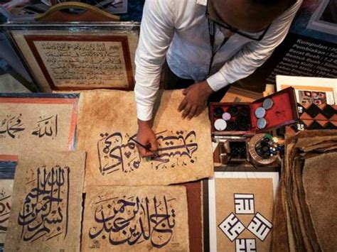Panel hiasan khat di mihrab. Polemik khat: Tingkatkan martabat tulisan jawi dalam ...