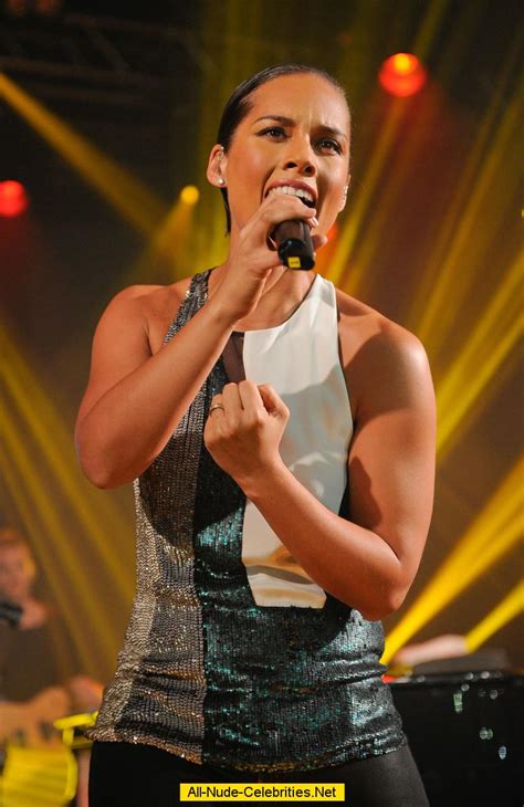 Alicia Keys Live Performs On The Stage