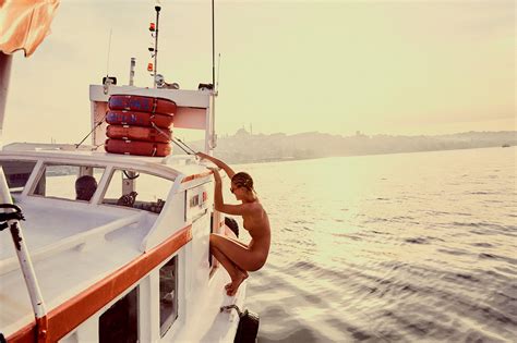 Download Hintergrundbild strand das meer sexy modell yacht mädchen nude