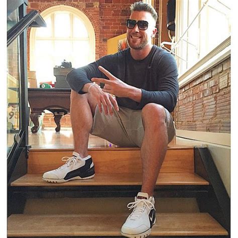 Nfl Star Travis Kelce Is Ready For Love On Es Catching Kelce E Online Ca