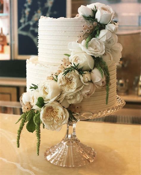Edible Flower Wedding Cake In 2020 Wedding Cakes With Flowers