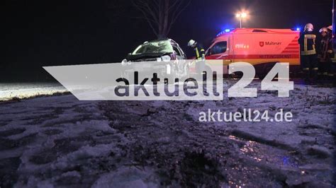 Autofahrer Kommt Auf Glatter Straße Von Der Fahrbahn Ab Schleudert