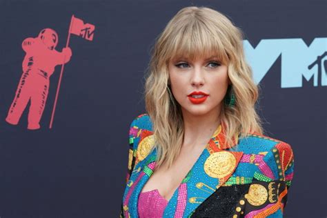 Taylor Swift To Receive ‘artist Of The Decade Award At 2019 American