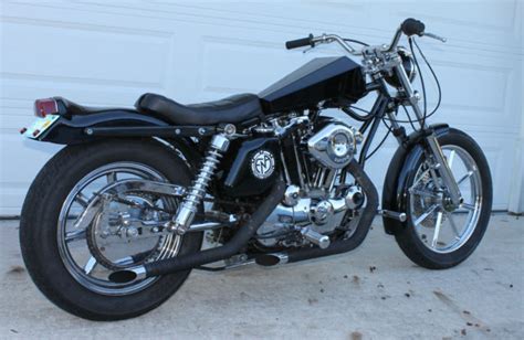 It's a textbook modern harley bobber, and it's a textbook example of how to photograph a bike outdoors. Harley Sportster 1975, old school bobber, digger, custom ...