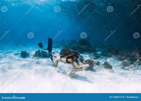 Il Freediver Della Donna Con Le Alette Nuota Sopra Il Fondo Sabbioso Freediving Subacqueo
