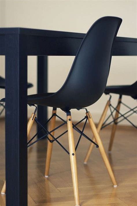 Schwarzer Stuhl - Kombination von Komfort und Stil - Archzine.net