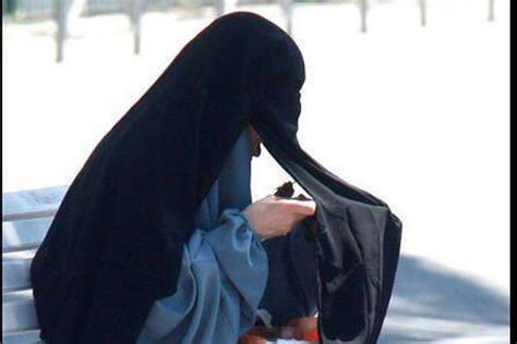 La Jeune Femme En Niqab Contrôlée à Molenbeek Porte Plainte Contre La Police La Dhles Sports