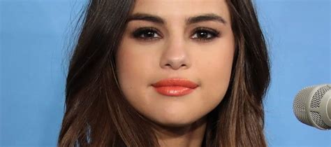 Selena Gomez Now Has Sideswept Bangs And Theyre Gorgeous Brit Co