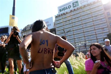 Argentina Biểu tình ngực trần đòi quyền bán khỏa thân tại bãi biển Báo Dân trí