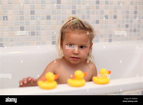 Kleine Mädchen Spielen Mit Gummienten In Der Badewanne Stockfotografie Alamy