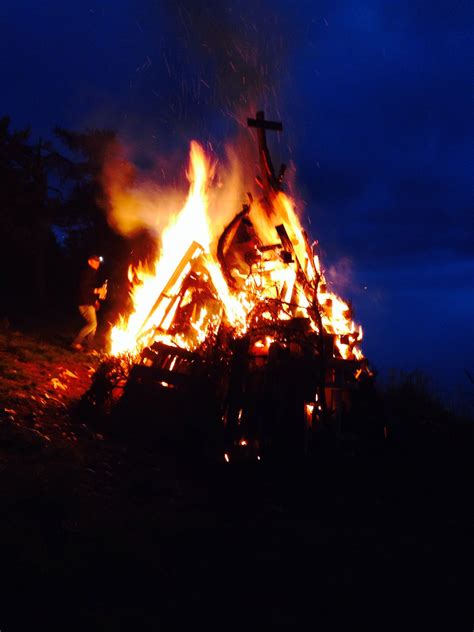 In jenem jahr bedrohten französische truppen unter der führung von napoleon i dies traf tirol recht unvorbereitet, mussten die tiroler doch selbst für die verteidigung der eigenen grenzen sorgen. Herz-Jesu-Feuer in südtirol | Herz jesu feuer, Herz jesu ...