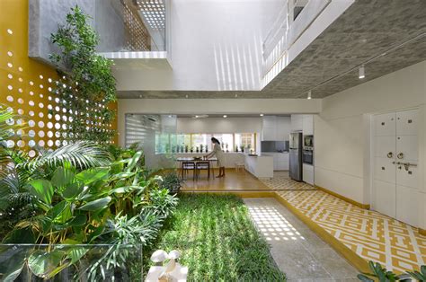 12+ desain rumah dengan taman di tengah terpopuler. Model Taman Dalam Rumah Terbaru