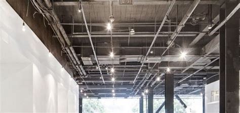 Exposed Ceiling Showing Lighting Grid And Ductwork フォトスタジオ