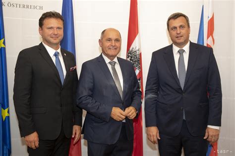 Předseda sněmovny radek vondráček z vládního hnutí ano se chce obrátit na vládu a jednat s ní o docházce ministrů na sněmovní interpelace. Predseda NR SR A. Danko rokoval s predsedami parlamentov ...