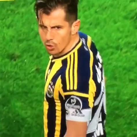 Emre belözoğlu, 7 eylül 1980 tarihinde i̇stanbul'da dünyaya gelen, kariyeri boyunca yer aldığı kulüp takımlarına orta saha pozisyonunda görev alan futbolcudur. Emre Belözoğlu Slaven Bilic'e küfür etti - YouTube
