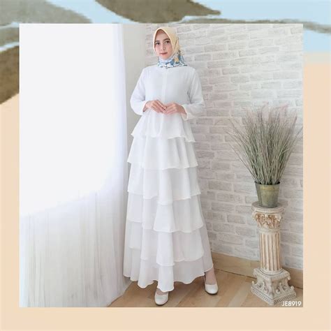 Dengan variasi tersebut yang bisa dimulai dari model yang sederhana hingga yang paling mewah, brokat dengan karakternya sendiri yang dibuat dari sutera yang berwarna, serta. Model Gamis Warna Putih Terbaik 2021 Desain Mewah Dan ...