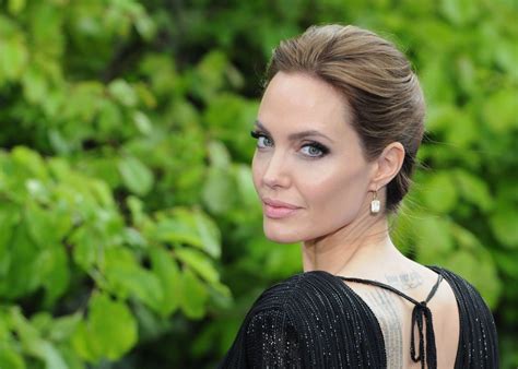 Angelina jolie, при рождении войт (англ. Angelina Jolie Gets Candid About Cancer Scares and Scars