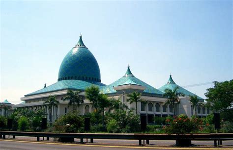 Di casablanca, masjid ini banyak dikunjungi wisatawan dan menjadi daya tarik tersendiri. 10 Daftar Masjid Terbesar di Indonesia 2019 - Tokopedia Blog