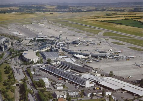 Alle bekannten airlines dieser welt starten und landen am. Flughafen Wien-Schwechat | Stadtansichten | Wien Augen des ...