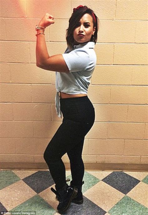 Demi Lovato Shows Off Her Muscles As She Boasts Gettin Stronger Everyday Daily Mail Online
