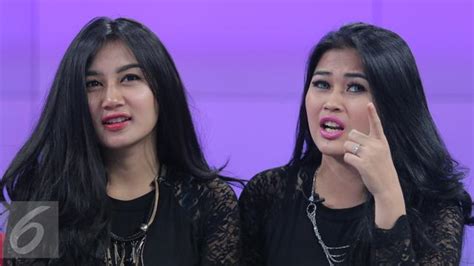 Berpose Menunjuk Payudara Duo Serigala Dihujat Netizen Showbiz