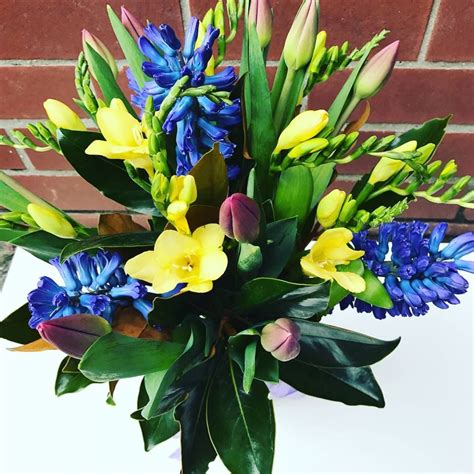 We offer cheap next day flower delivery service across the uk via our network of uk couriers. We always choose to send our flowers with closed buds ...