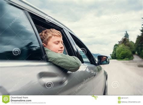 El Viajar En Auto El Hijo Y El Padre Miran Hacia Fuera De Las