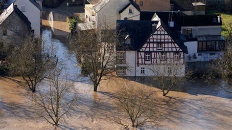 Aktuelle nachrichten, informationen und bilder zum thema hochwasser auf süddeutsche.de. Hochwasser in Koblenz - Teile der Bundesstraßen 42 und 49 ...