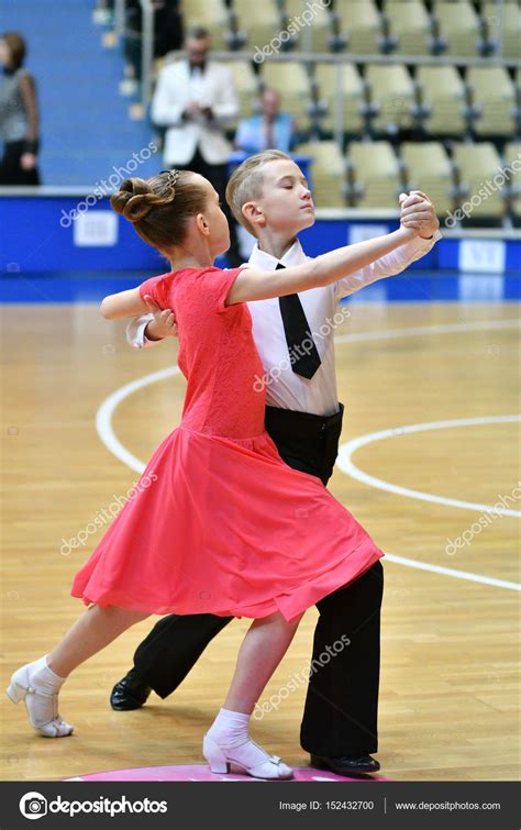 Pagina dedicada para as meninas enviarem seus vídeos dançando funk. Orenburg, Rússia - 11 de dezembro de 2016: Menina e menino ...