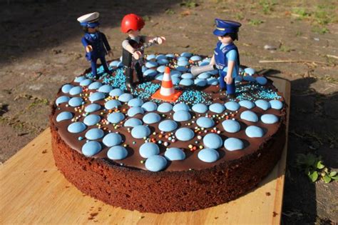 Unter dem versprechen für jede gelegenheit die passende torte anbieten zu können, haben wir natürlich nicht lange gezögert und diese leckere polizisten. Kindergeburtstag Polizei Polizeigeburtstag Kuchen - viele ...