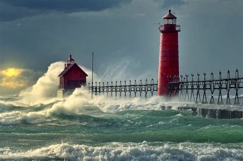 Lighthouse In Stormy Sea 高清壁纸 桌面背景 2560x1700 Id689365