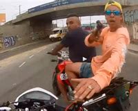 Vítima filma roubo e mostra PM atirando em ladrão de moto em São Paulo