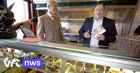 De Wever Krijgt Boek Van Hoste In Frituur Vrt Nws Nieuws